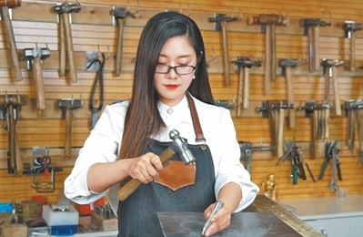 巧手锻铁画 錾刻万象生（工匠绝活）